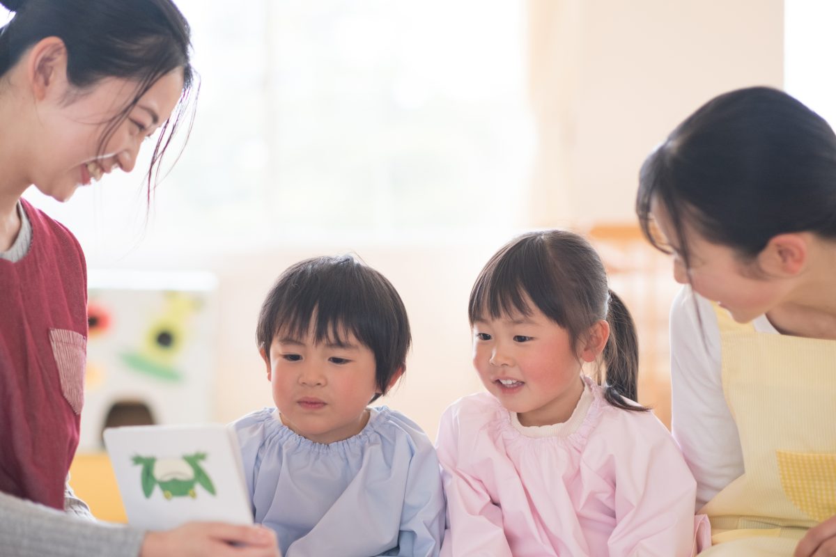 絵カードを使って子どもと関わる専門職