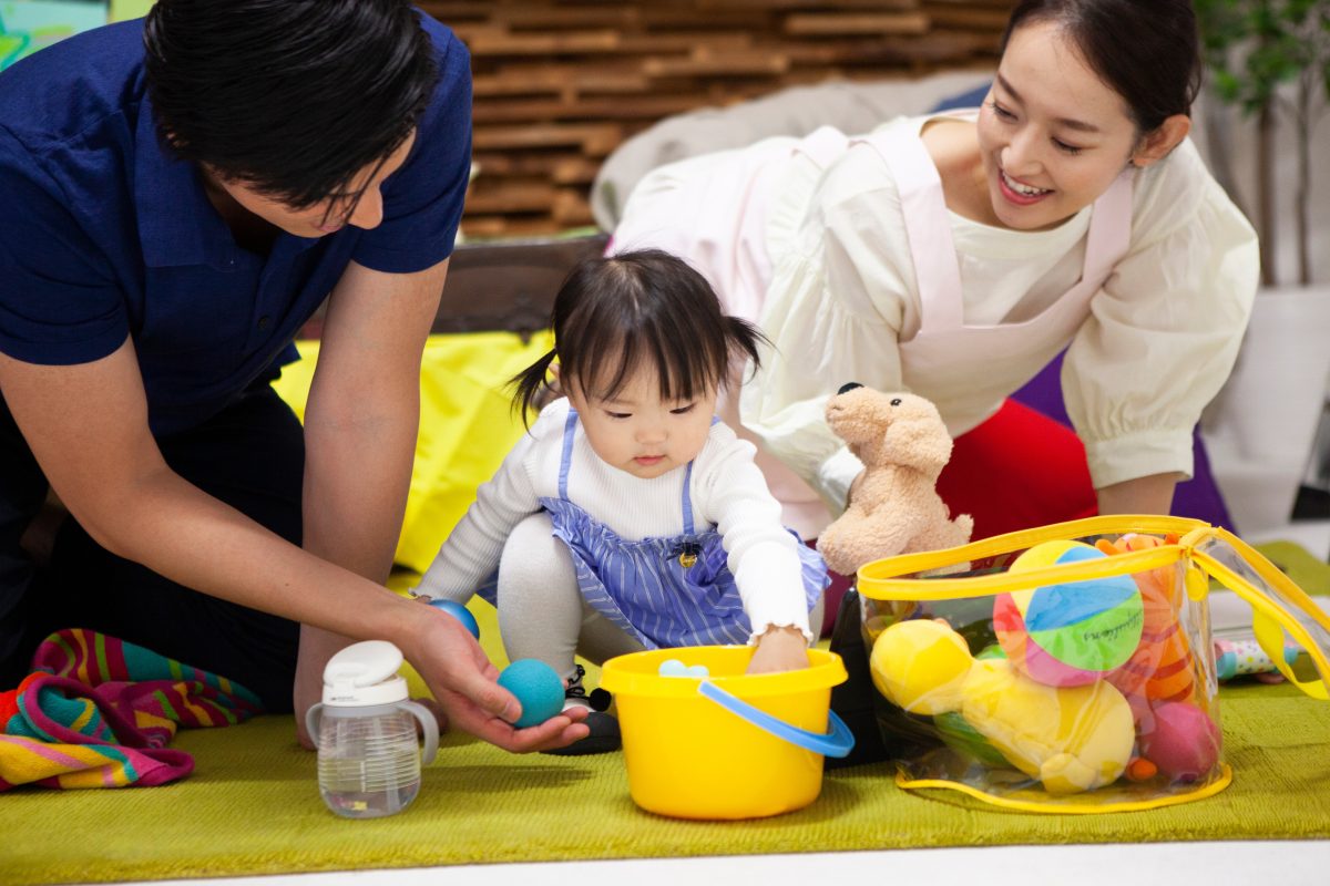ボール遊びをする子どもと専門職