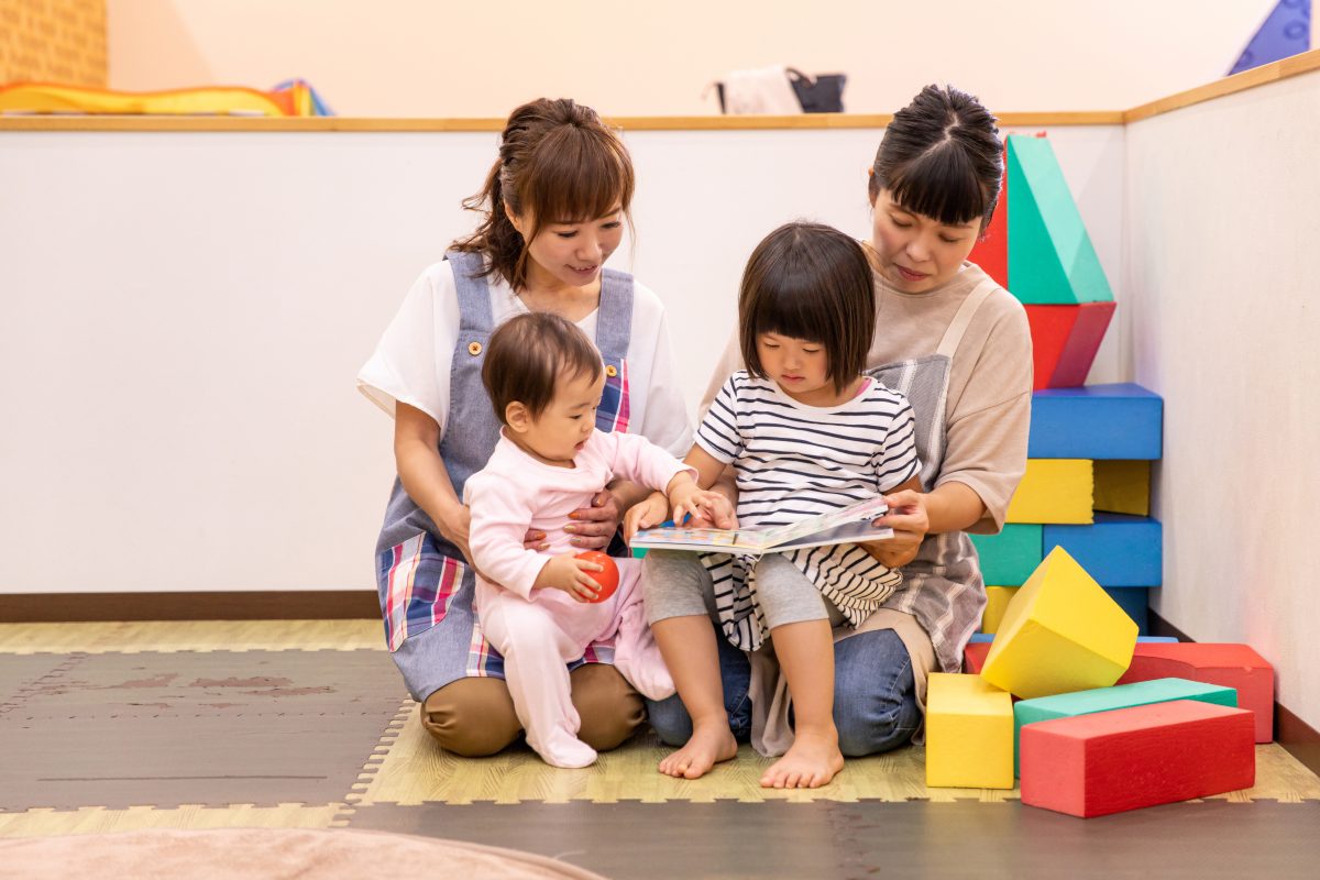 親子で参加する発達あそびの様子