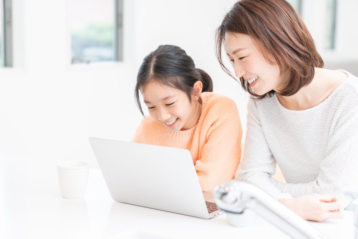 パソコンでオンライン相談をする親子